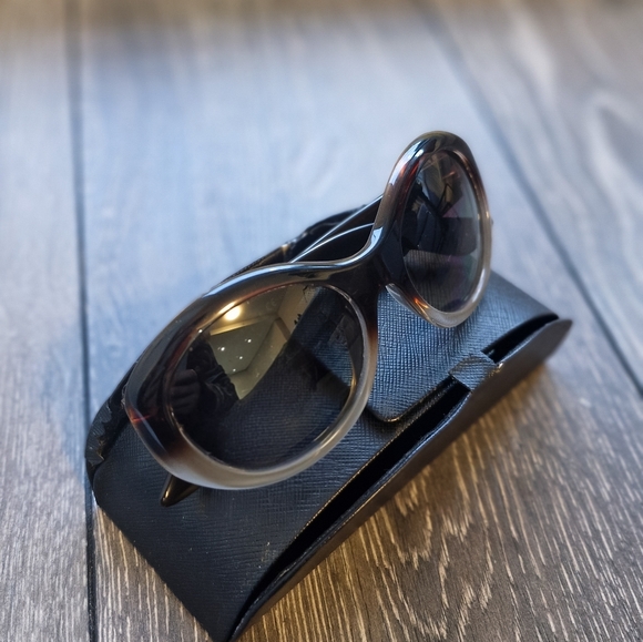 Stylish Black Sunglasses - Picture 1 of 4